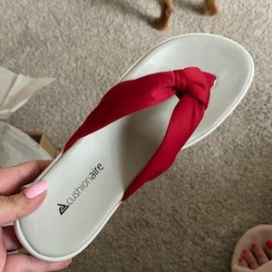 Cushionaire Womens Heddi Thong Sandals Red 9 New